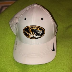 White dri fit Nike mizzou hat never worn!
